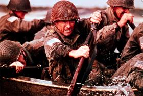Brawurowy atak przez rzekę Waal. W roli majora Cooka – Robert Redford. Kadr z „O jeden most za daleko”.