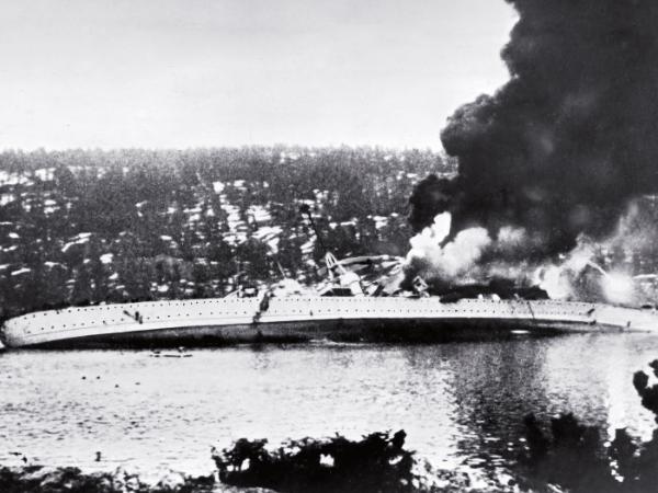Niemiecki okręt „Blücher” ostrzelany przez Norwegów idzie na dno, 9 kwietnia 1940 r.