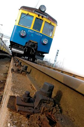 Pociąg osobowy EN57, kiedyś żółto-niebieski, dzisiaj już w różnych kombinacjach kolorystycznych.