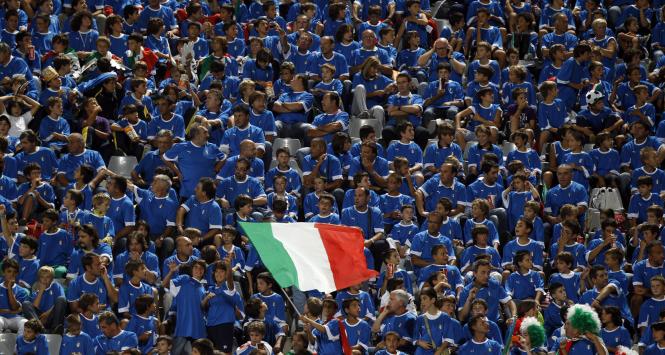 W zwariowanej na punkcie futbolu Italii sejsmografem społecznych emocji są stadiony.