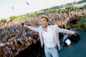 Hitem telewizji szwedzkiej jest pokazywany od lat w lecie program „Wspólne śpiewanie”.