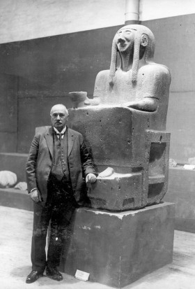 1930 r., Max von Oppenheim ze swoją Wenus – posągiem grobowym sprzed 3 tys. lat odnalezionym w Tell Halaf w Syrii.
