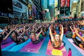 Tłumne ćwiczenia jogi na Times Square w Nowym Jorku.