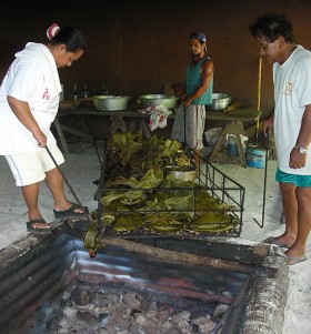 I  naczyniem... Huahine. Tak przygotowuje się tradycyjne polinezyjskie jedzenie.