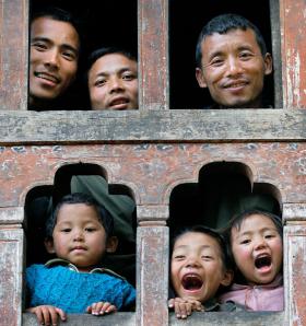Mieszkańcy Bhutanu zastąpili czysto ekonomiczny wskaźnik PKB miarą Gross National Happiness (Szczęście Narodowe Brutto).