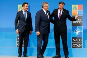 NATO bierze kurs na Polskę. Od lewej: Anders Fogh Rasmussen, Bronisław Komorowski i David Cameron.