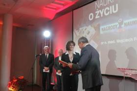 W imieniu laureata w dziedzinie nauk o życiu, dr. Wojciecha Fendlera, nagrodę odebrała jego żona Justyna Chałubińska-Fendler.