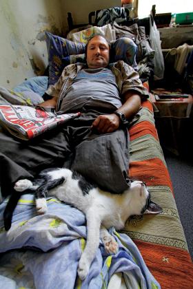 Pan Józef z kotką Alfą (jest jeszcze Beta), mieszkańcy schroniska dla bezdomnych w łódzkich Nowych Sadach, prowadzonego przez Towarzystwo Pomocy im. św. Brata Alberta.