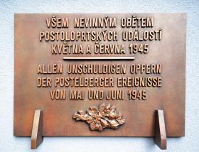 Tablica pamiatkowa w języku czeskim i niemieckim upamiętniająca wydarzenia w Postoloprtach, odsłonieta 3 czerwca 2010 r.