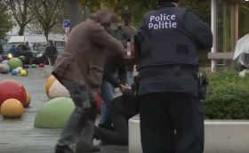Moment zatrzymania domniemanego wspólnika zamachowców w brukselskiej dzielnicy Molenbeek