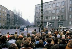 Polacy kibicowali strajkującym strażakom. Tłumnie gromadzili się pod ich uczelnią.