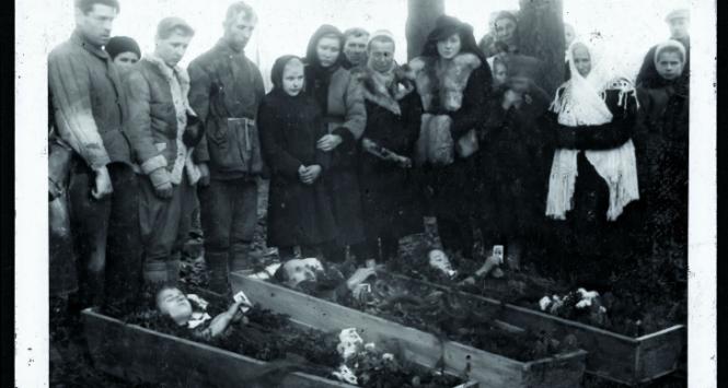 Pogrzeb rodziny Jaremowiczów zamordowanej przez ukraińskie bojówki 11 listopada 1944 r., Żezawa, pow. Zaleszczyki, woj. Stanisławów