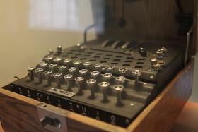 Egzemplarz maszyny szyfrującej (i deszyfrującej) Enigma. Pierwszych komercyjnych modeli urządzenia Niemcy używali już od lat 20. XX wieku. Kryptolodzy alianccy musieli się zmierzyć z jej najbardziej zaawansowanymi, wyrafinowanymi modelami wojskowymi.
