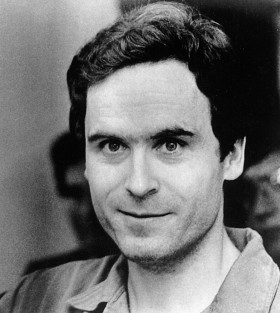 Ted Bundy, ubogi Amerykanin porzucony przez dziewczynę, zaczął zabijać kobiety podobne do swojej byłej partnerki. W sumie zabił ich od 30 do 100. Pierwowzór Hannibala Lectera.