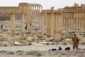 Zniszczoną przez Daesz Palmyrę rozminowali Rosjanie, wszędzie widać napisy „min niet”.