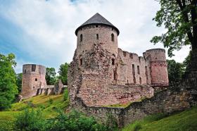 Ruiny zamku krzyżackiego w Cesis. Łotwa.
