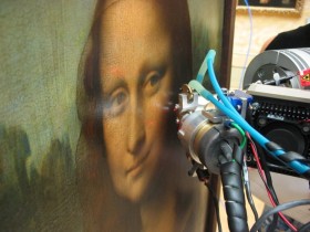 Prześwietlanie obrazu Mona Lisa Leonarda da Vinci specjalną techniką tzw.rentgenowskiej fluorescencji. Pozwala odkryć, na czym polegała technika sfumato, czyli łagodnego przechodzenia od partii ciemnych do jasnych, dająca efekt mglistości.