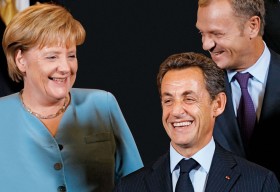 Uśmiechy kryją wzajemne pretensje: Angela Merkel, Nicolas Sarkozy i Donald Tusk. Polska obejmuje prezydencję w coraz bardziej podzielonej Europie.