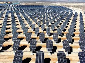 Elektrownia słoneczna w bazie Nellis Air Force w Newadzie.  Amerykanie zamierzają do 2020 roku stworzyć technologię pozyskiwania energii ze słońca, która da 1 wat energii za 1 dolara. U.S. Department of Energy przeznaczył na ten cel 25 mln $.