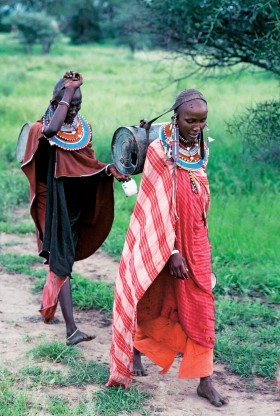 i kobiety. W społeczności Masajów zmienia się rola kobiet, przestają być tylko siłą roboczą, stają się siłą napędową zmian.