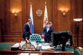 Miedwiediew pokazuje Obamie swój gabinet.