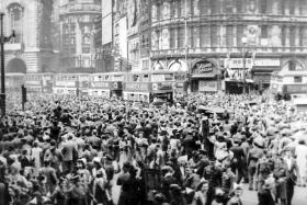 8 maja 1945 r., Piccadilly Square w Londynie
