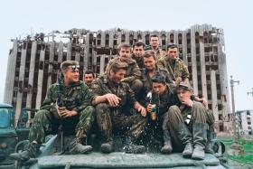 Czeczenia, Grozny, rosyjscy żołnierze świętują rocznicę zwycięstwa nad Niemcami, maj 1995 r.
