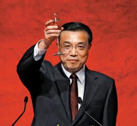 W Komitecie Stałym pozostanie Li Keqiang, prawnik i przyszły premier.