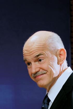Jesienią 2009 r. nowy, socjalistyczny rząd Jeoriosa Papandreou (na zdjęciu) zajrzał do oficjalnych dokumentów i odkrył, że poprzednia ekipa fałszowała statystyki dotyczące deficytu finansów publicznych. Okazało się, że deficyt sektora publicznego to nie 6 proc. PKB, ale ponad dwa razy więcej – 13 proc.!