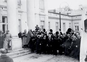 Józef Piłsudski na dziedzińcu belwederskim wśród przedstawicieli żydowskich szkół powszechnych i średnich, początek lat 30.