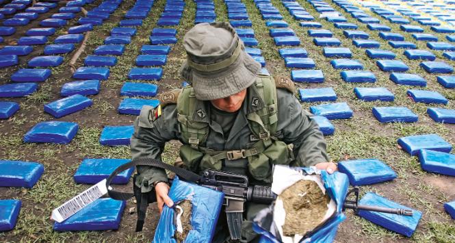 Skonfiskowane przez wojsko paczki z marihuaną, Kolumbia.