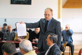 Sesja Rady Gminy w Piekoszowie, na której zbierano podpisy pod wnioskiem o odwołanie Wójta Tadeusza D.