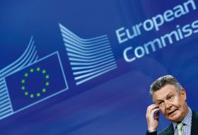 Karel de Gucht, unijny komisarz ds. handlu, kieruje zespołem prowadzącym negocjacje z Amerykanami. W Europie sypią sie na niego gromy.