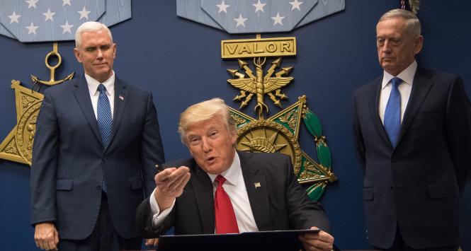 Od lewej: wiceprezydent Mike Pence, prezydent Donald Trump i sekretarz obrony Jim Mattis