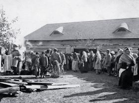 Kuchnia polowa dla bieżeńców w Bobrujsku, 1915 r. Wokół miasteczka koczowało ich ponad 100 tys.