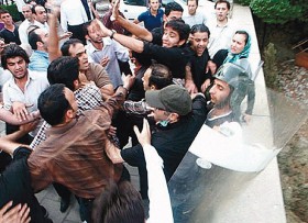 Pałują. Masowe protesty po czerwcowych wyborach prezydenckich, sfałszowanych przez reżim w Teheranie wyglądały jak demokratyczna rewolucja. Władze demonstracje brutalnie stłumiły, a zwycięzcą ogłosiły Mahmuda Ahmadineżada.