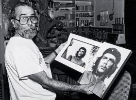 Fotograf Alberto Díaz Gutiérrez, znany jako Alberto Korda, ze zrobionym przez siebie w 1960 r. słynnym portretem Che