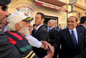 Silvio Berlusconi witany na Lampedusie 9 kwietnia 2011 r.
