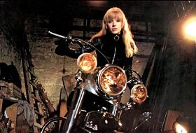Kadr z filmu „Dziewczyna na motocyklu” z Marianne Faithfull