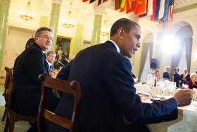 Barack Obama podczas roboczego obiadu w Pałacu Prezydenckim.