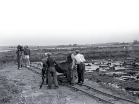 Powojenne wykopaliska w Biskupinie, uwieczniane przez ekipę filmową, 1947 r.