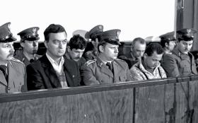 Oskarżeni: kpt. Grzegorz Piotrowski (z przodu, po lewej), por. Leszek Pękala (z przodu, po prawej), por. Waldemar Chmielewski (z tyłu, po lewej) i płk Adam Pietruszka (z tyłu, po prawej).