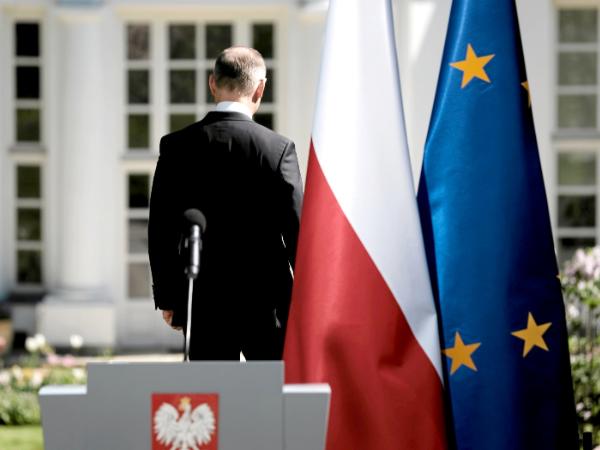 Prezydent Andrzej Duda po wygłoszeniu oświadczenia 1 maja 2024 r.