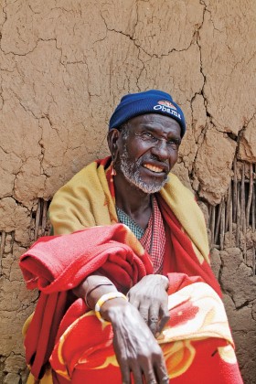 Prawie  stuosobowa rodzina Ketureta Nkurumwy, jak na masajskie warunki wcale nie taka liczna, zdana jest na lokalnego pastora, który rozdysponowuje dary przysyłane z Kanady. Tradycyjny strój uzupełnia czapka z napisem Obama.