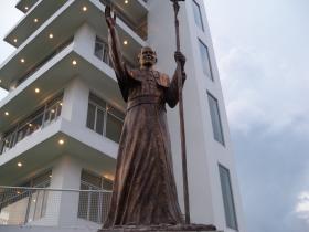 A tu już Filipiny, konkretnie – Bacolod i pomnik z brązu przed budynkiem określanym jako John Paul Tower. Powstał na terenie, gdzie Jan Paweł II wygłosił komunikat w imieniu ubogich 20 lutego 1981 roku.