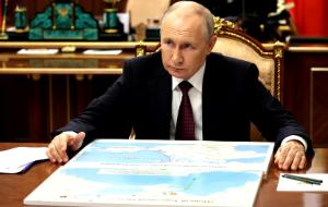 Władimir Putin pochylony nad mapą podczas spotkania z urzędującym gubernatorem Chersonia w sierpniu 2023 r.