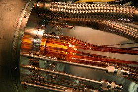 Badacze z CERN, pracujący w ramach antymaterialnego eksperymentu ALPHA donieśli, że udało im się stworzyć i utrzymać przy życiu kilka tys. atomów antywodoru przez 16 minut i 40 sekund. W pułapce magnetycznej Peninga, której fragment na zdjęciu.