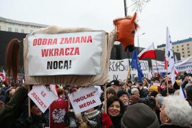 Manifestacja Komitetu Obrony Demokracji (KOD) w obronie mediów publicznych na Placu Powstańców Warszawy.