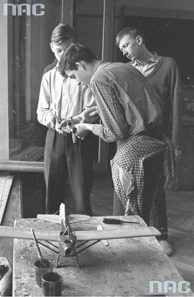 Chłopcy w pracowni modelarstwa lotniczego. Zajęcia na długie zimowe wieczory w sekcjach Pałacu Młodzieży w Warszawie, 1961 r.
