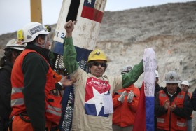 Strach, nadzieja i fiesta. Świat w napięciu śledził 70-dniowy dramat 33 górników uwięzionych w chilijskiej kopalni miedzi i złota, 625 m pod powierzchnią pustyni Atakama. Finał okazał się szczęśliwy.